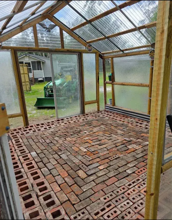 Skleník z polykarbonátu