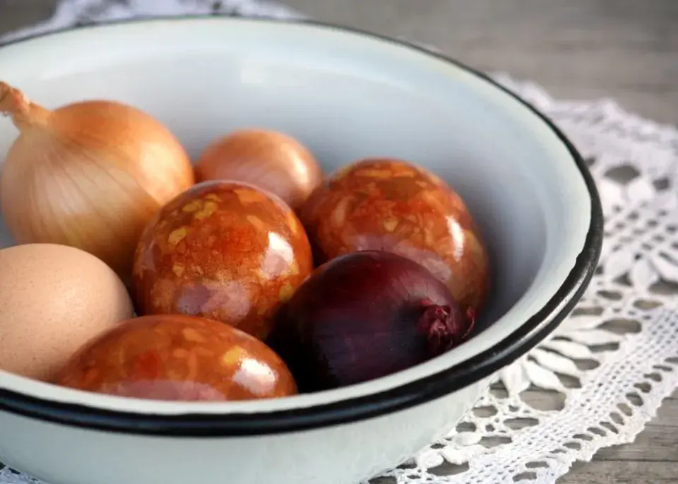 Jak zabodovat u koledníků? Luxusním mramorováním a krystalickými efekty velikonočních vajec v lambruscu