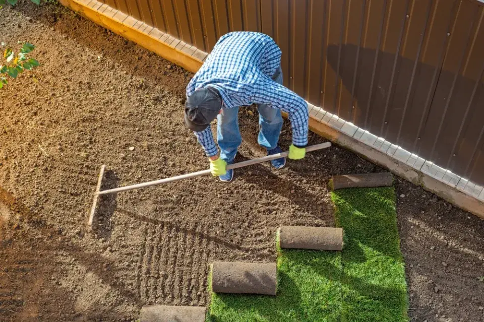 Pokládka travního koberce