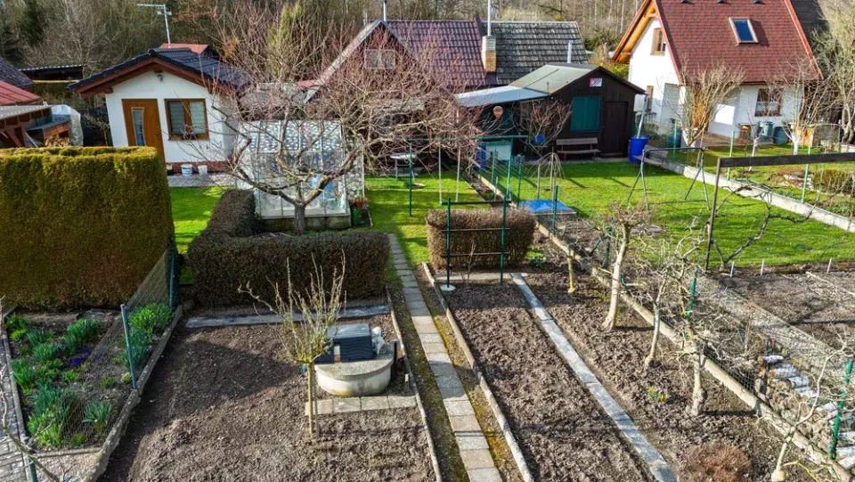 Zahrádkářská kolonie: Každodenní realita mezi záhony a ploty