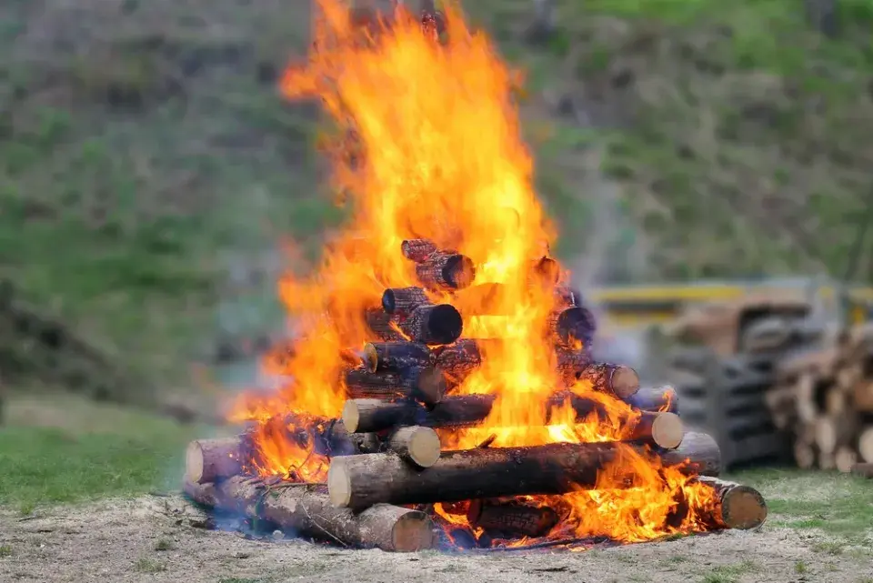 Čarodějnice a dekorace promění vaši zahradu v kouzelné místo