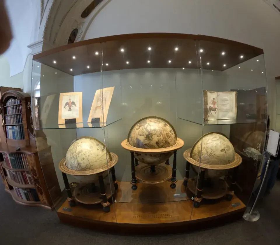 Expozice glóbů, zemských i astronomických