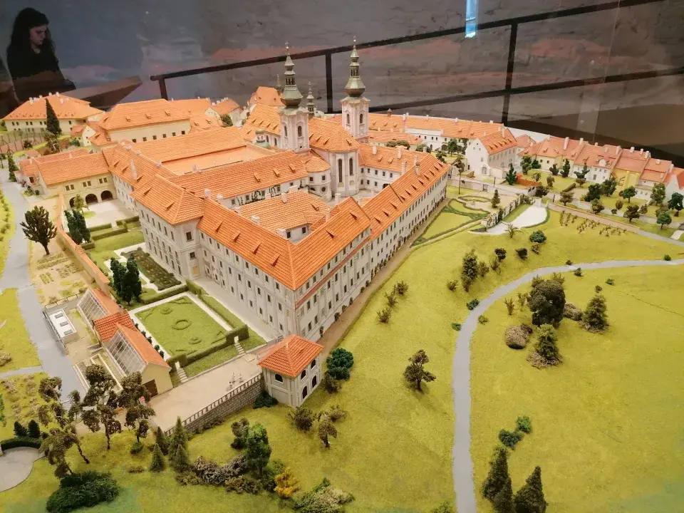 Propracovaný model kláštera