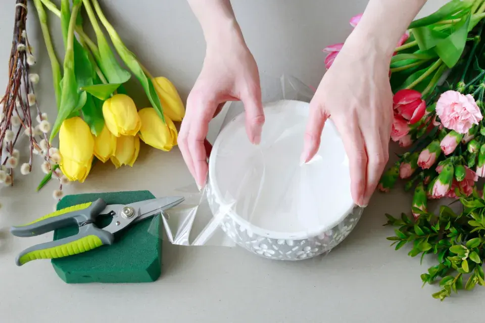 Jak vytvořit jarní výzdobu z tulipánů, karafiátů a zeleně
