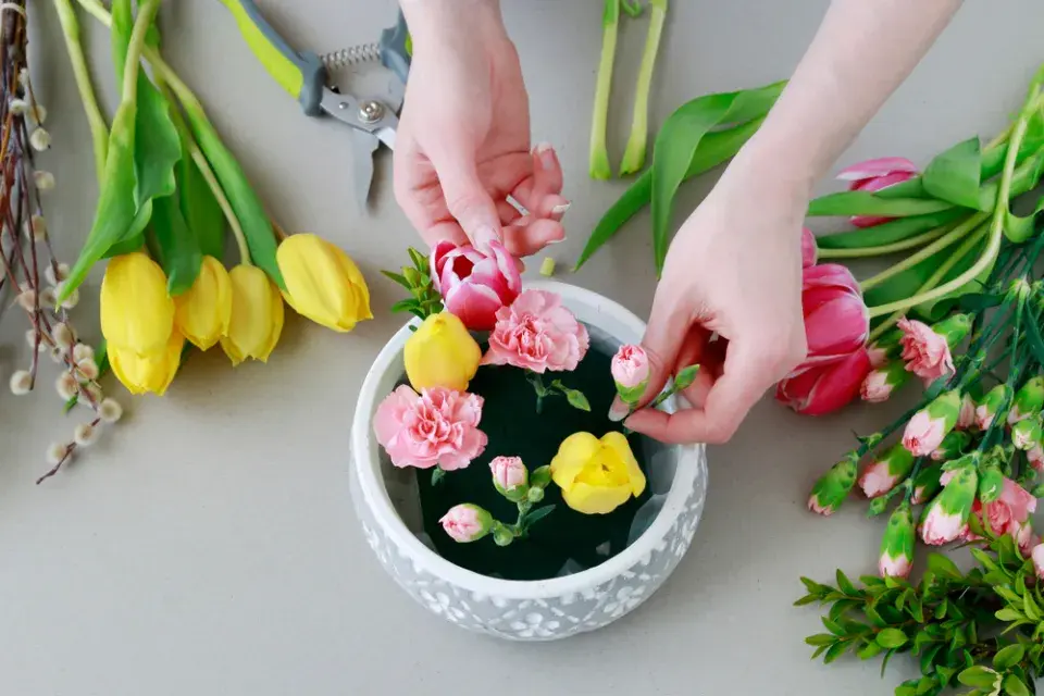 Jak vytvořit jarní výzdobu z tulipánů, karafiátů a zeleně