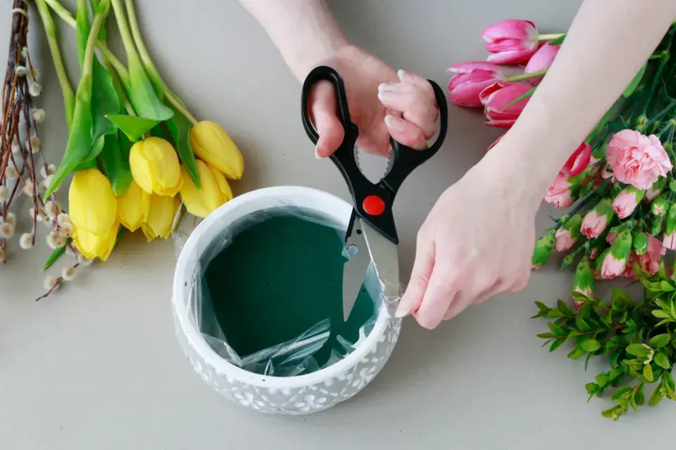 Jak vytvořit jarní výzdobu z tulipánů, karafiátů a zeleně