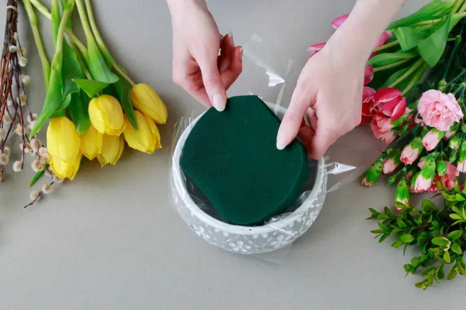 Jak vytvořit jarní výzdobu z tulipánů, karafiátů a zeleně
