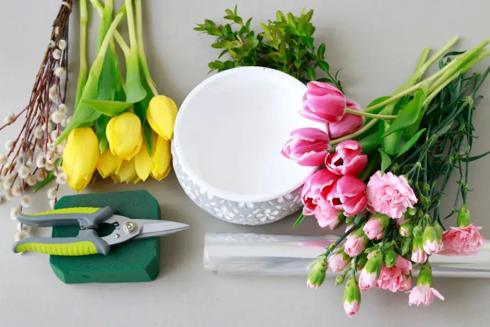 Jak vytvořit jarní výzdobu z tulipánů, karafiátů a zeleně