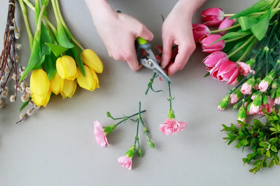 Jak vytvořit jarní výzdobu z tulipánů, karafiátů a zeleně