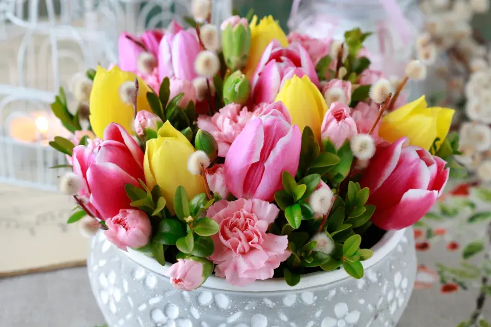 Jak vytvořit jarní výzdobu z tulipánů, karafiátů a zeleně