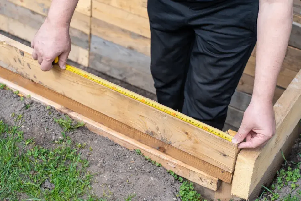 Stavba vyvýšeného záhonu a jeho naplnění