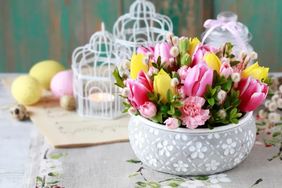 Jak vytvořit jarní výzdobu z tulipánů, karafiátů a zeleně