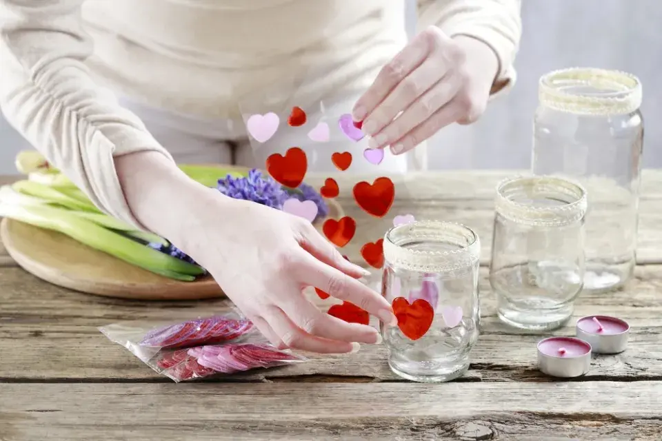 Romantické srdíčkové svícny ze sklenic jako jednoduchá dekorace s hyacinty