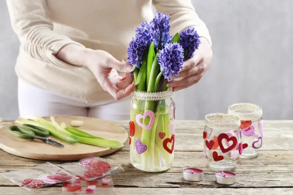Romantické srdíčkové svícny ze sklenic jako jednoduchá dekorace s hyacinty