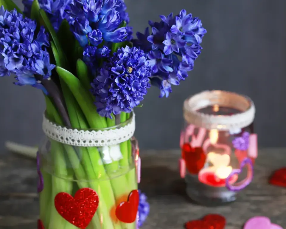 Romantické srdíčkové svícny ze sklenic jako jednoduchá dekorace s hyacinty