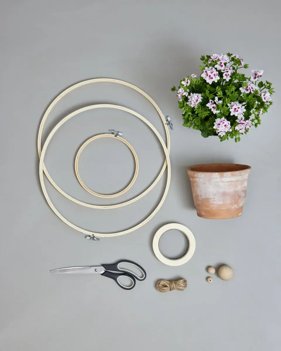 Nejkrásnější nápady na zavěšení muškátů v boho stylu, větve i recyklované dekorace