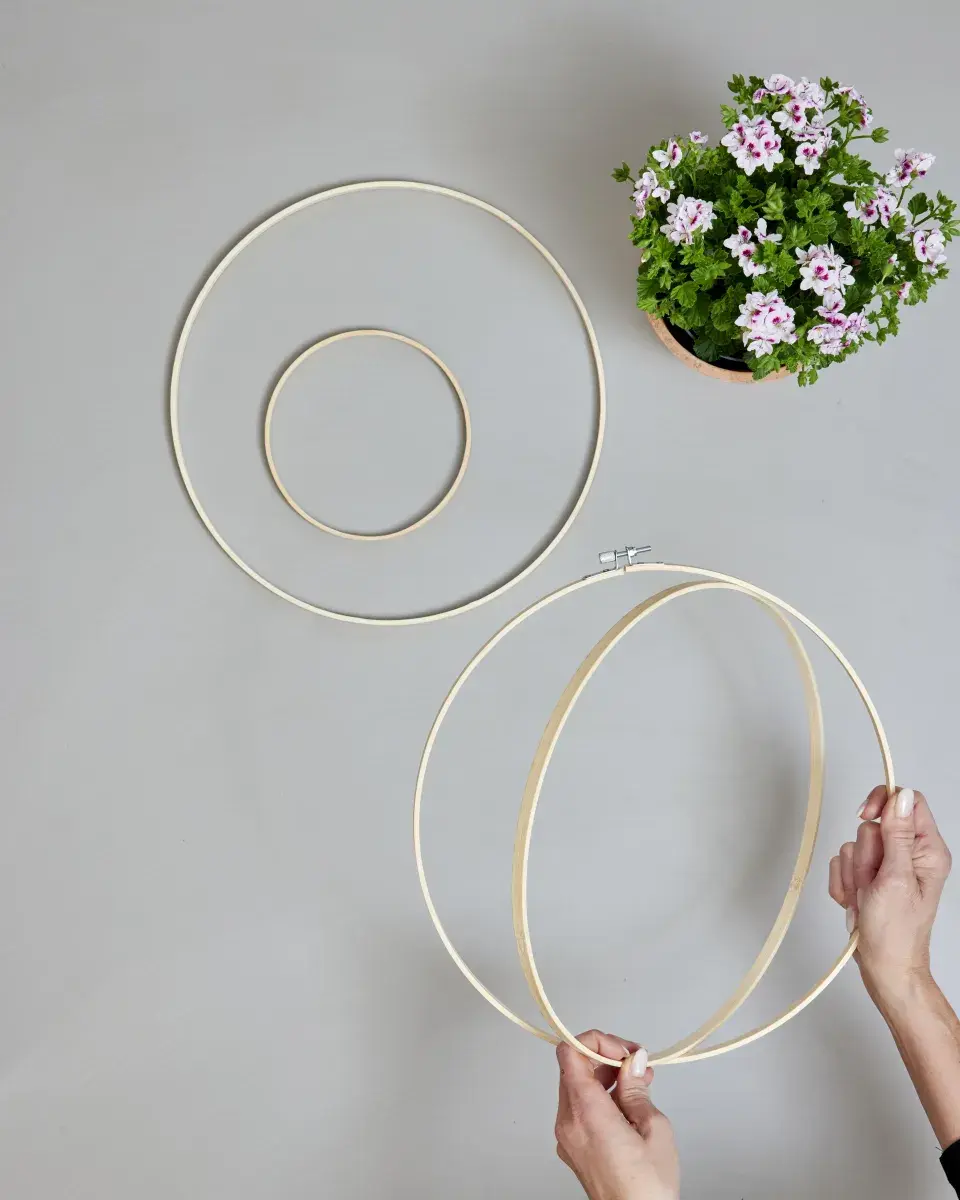 Nejkrásnější nápady na zavěšení muškátů v boho stylu, větve i recyklované dekorace
