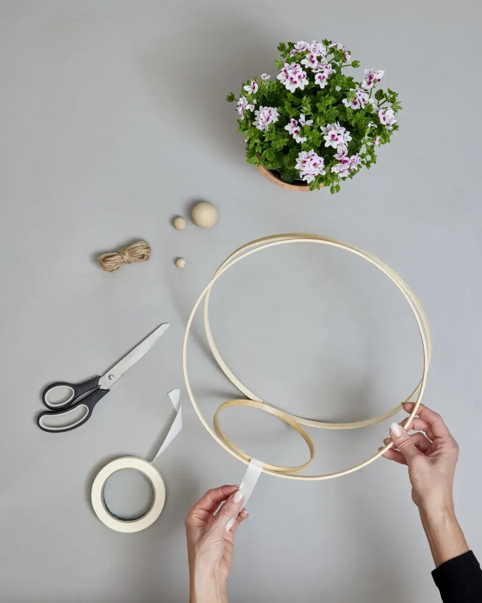 Nejkrásnější nápady na zavěšení muškátů v boho stylu, větve i recyklované dekorace