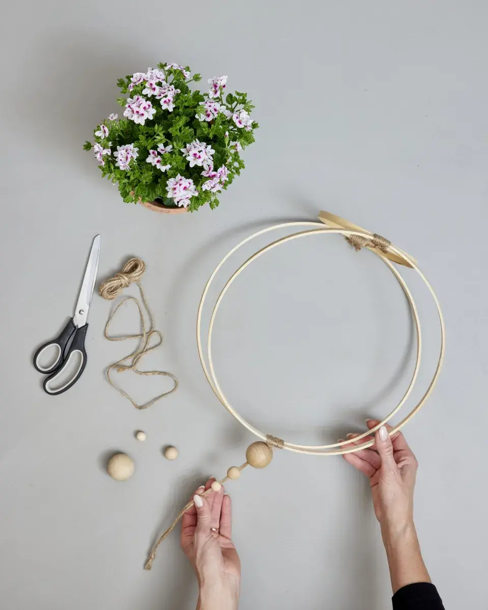 Nejkrásnější nápady na zavěšení muškátů v boho stylu, větve i recyklované dekorace