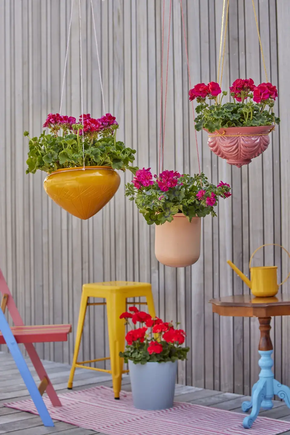 Nejkrásnější nápady na zavěšení muškátů v boho stylu, větve i recyklované dekorace