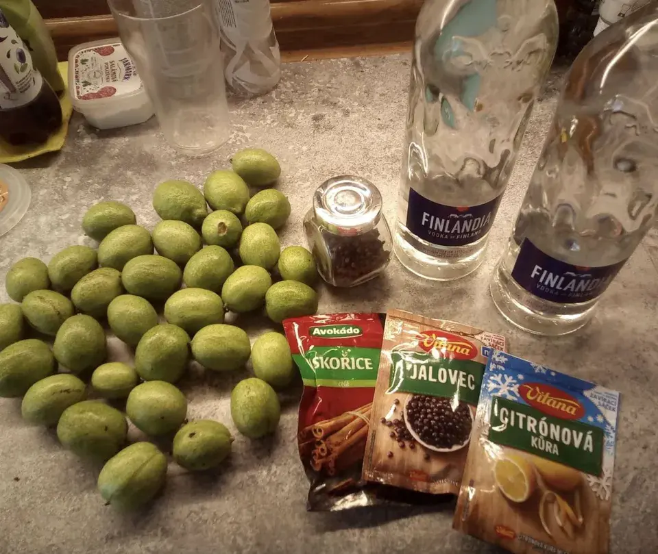 Svatojánské ořechy, delikatesa k vínu i do moučníků