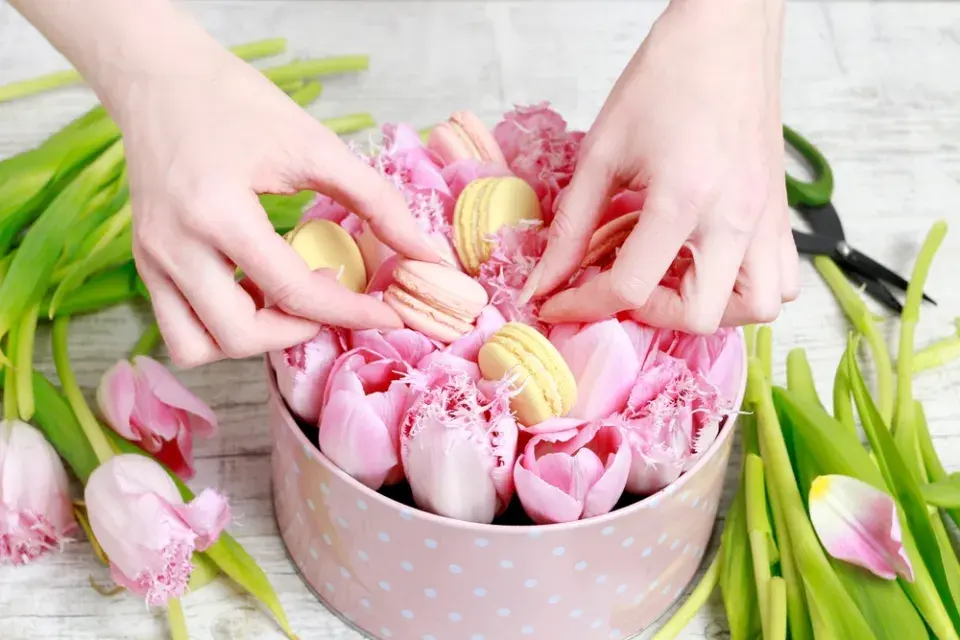 Jak vytvořit dekoraci z tulipánů v dárkové krabici