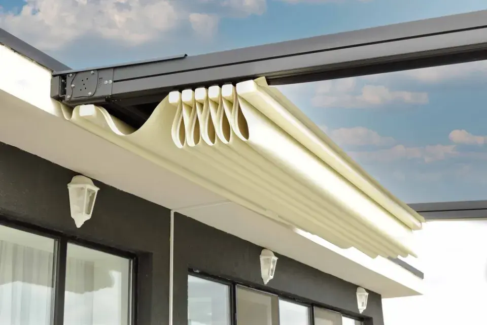 Pergola na zahradě v praxi: Jak vypadají klasické a bioklimatické pergoly