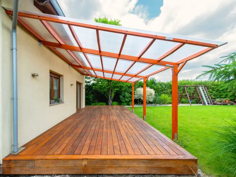 10 inspirativních teras ze dřeva, kompozitu i jako moderní betonová řešení pro rodinné domy