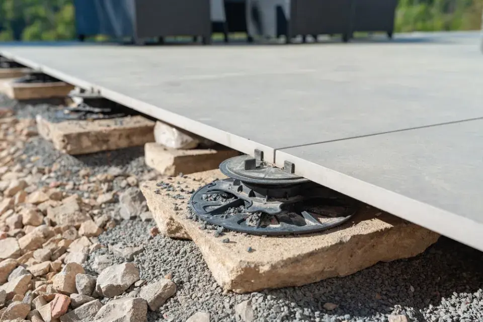 10 inspirativních teras ze dřeva, kompozitu i jako moderní betonová řešení pro rodinné domy