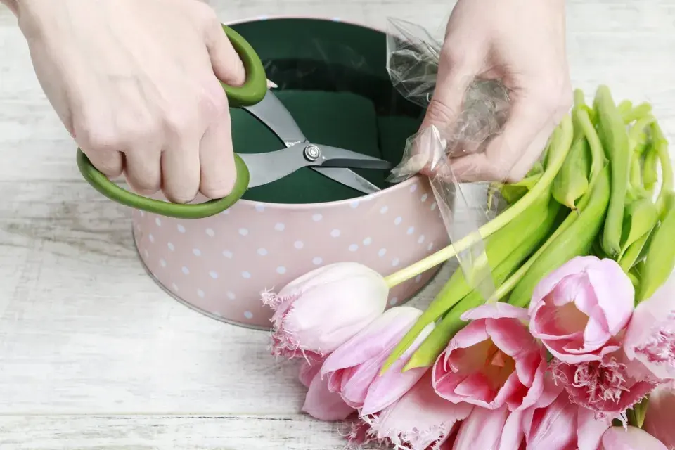 Jak vytvořit dekoraci z tulipánů v dárkové krabici
