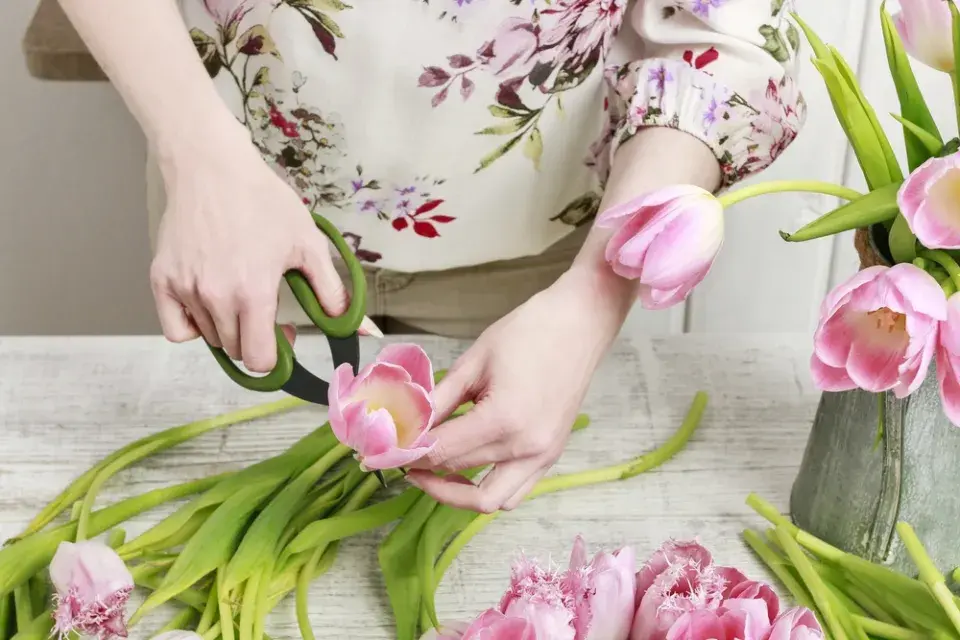 Jak vytvořit dekoraci z tulipánů v dárkové krabici