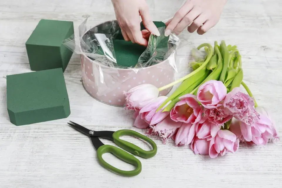 Jak vytvořit dekoraci z tulipánů v dárkové krabici