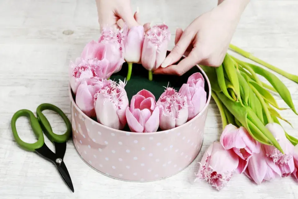Jak vytvořit dekoraci z tulipánů v dárkové krabici