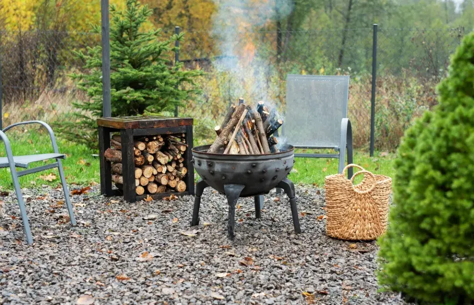 Dodržujte bezpečnou vzdálenost od hořlavých materiálů