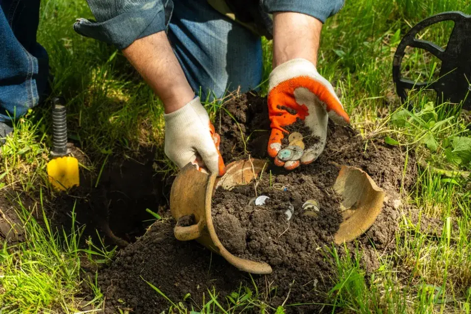 Co dělat, když učiníte vzácný nález v půdě? Než sáhnete po lopatě, raději si ověřte zákon