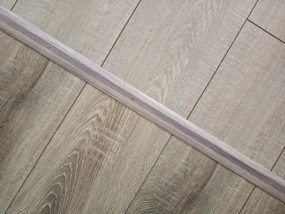 Podlahové trendy a jak vypadá souvislá podlaha bez přechodových lišt