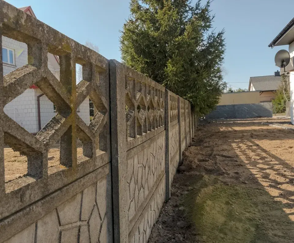 Stavba plotu z reliéfního i běžného betonu