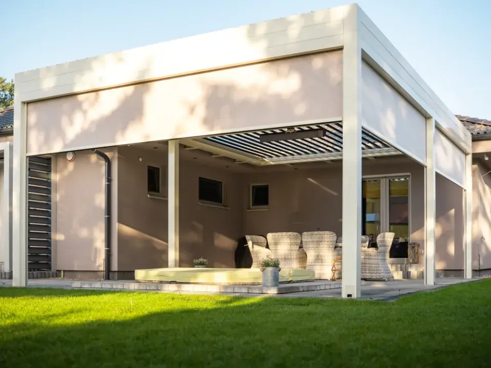Zastřešená pergola a různé pohledy práva