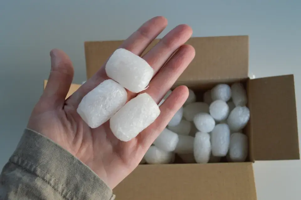 Omezování plastů v praxi. Hotelové minišampony, sáčky s omáčkami a vlastní hrnky a krabičky