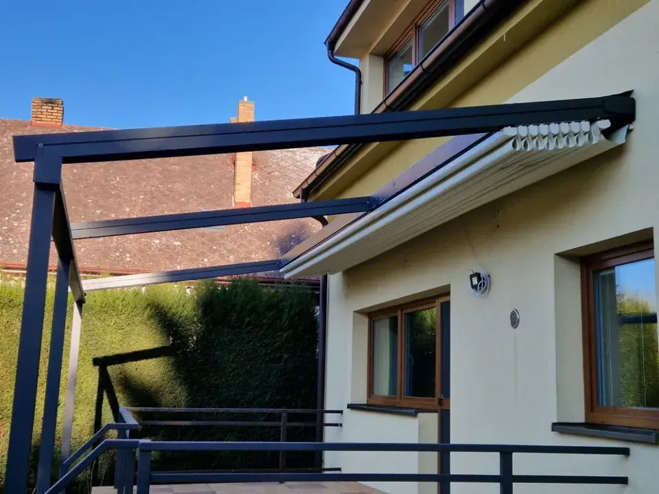 Zastřešená pergola a různé pohledy práva