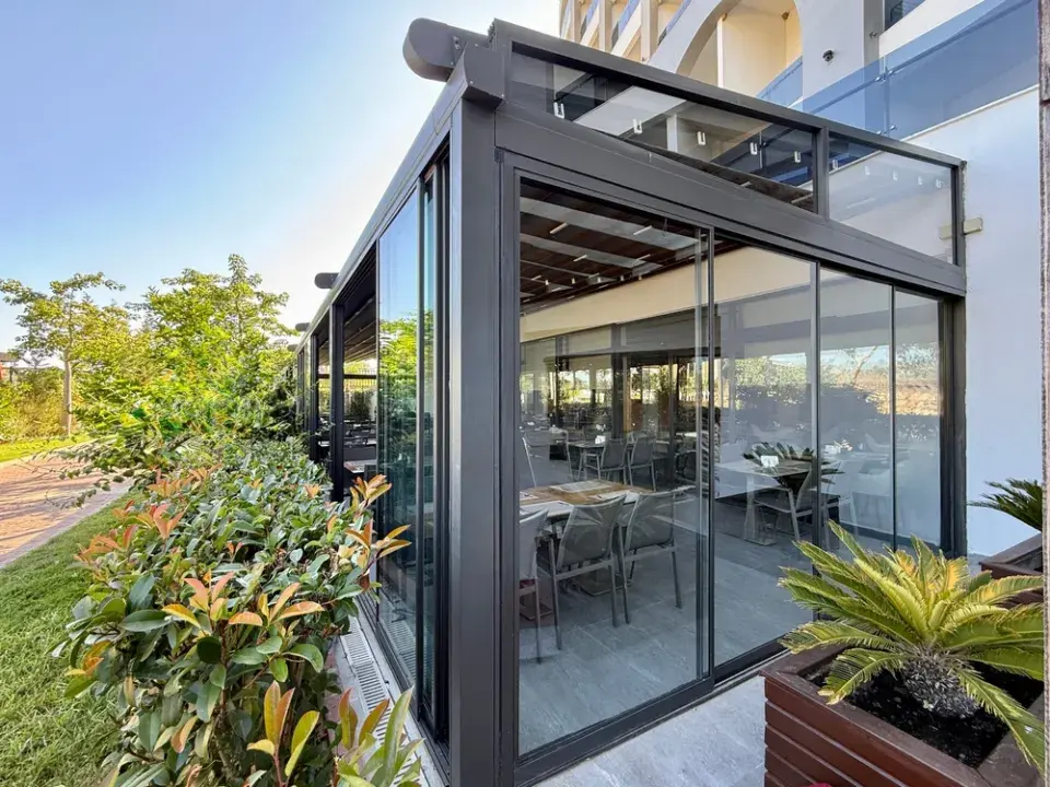 Zastřešená pergola a různé pohledy práva