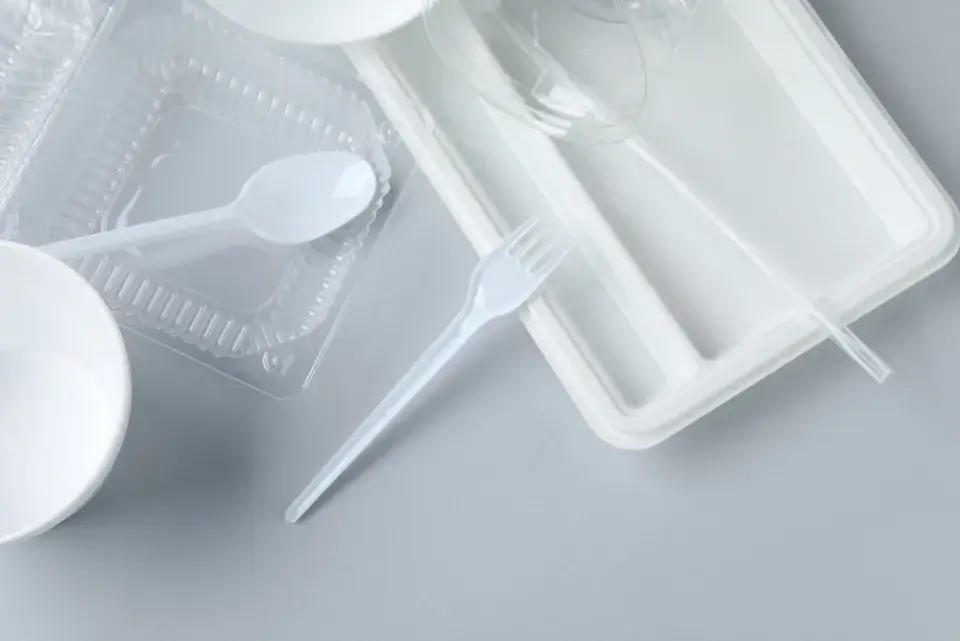 Omezování plastů v praxi. Hotelové minišampony, sáčky s omáčkami a vlastní hrnky a krabičky