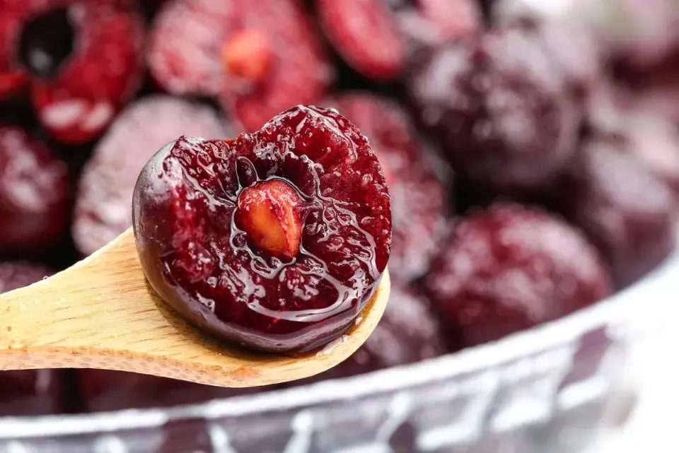 Pecky z třešní a višní jako palivo do kotle a alternativa topení biomasou