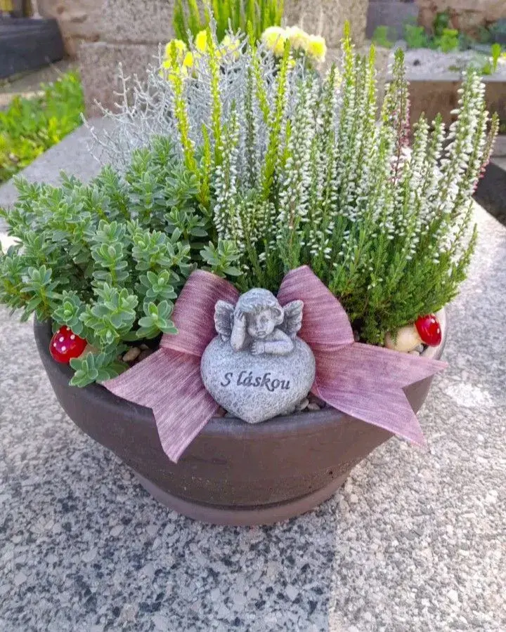 Elegantní květinové mísy na výzdobu hrobu
