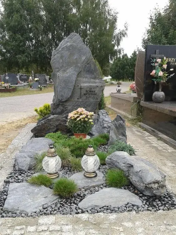 Osázení hrobu na podzim rostlinami, které vytvoří krásnou a důstojnou výsadbu