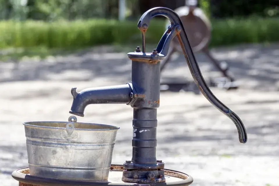 Studna na zahradě jako zdroj vody i dekorace