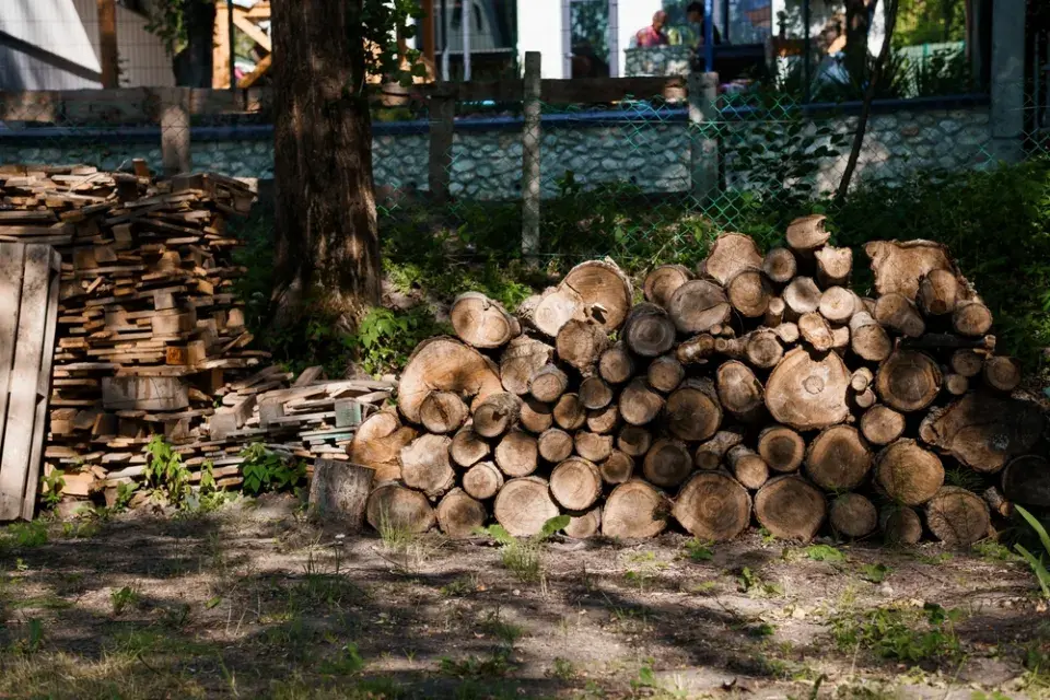 Správné skladování dřeva ještě není výhra. Povrch polena může být suchý, uvnitř ale zůstává vlhkost