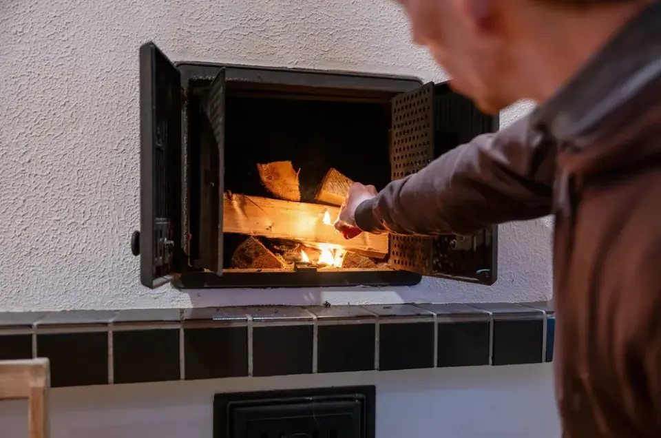 Jedna chyba při topení dřevem může kamna postupně ničit. Dělá ji překvapivě mnoho lidí