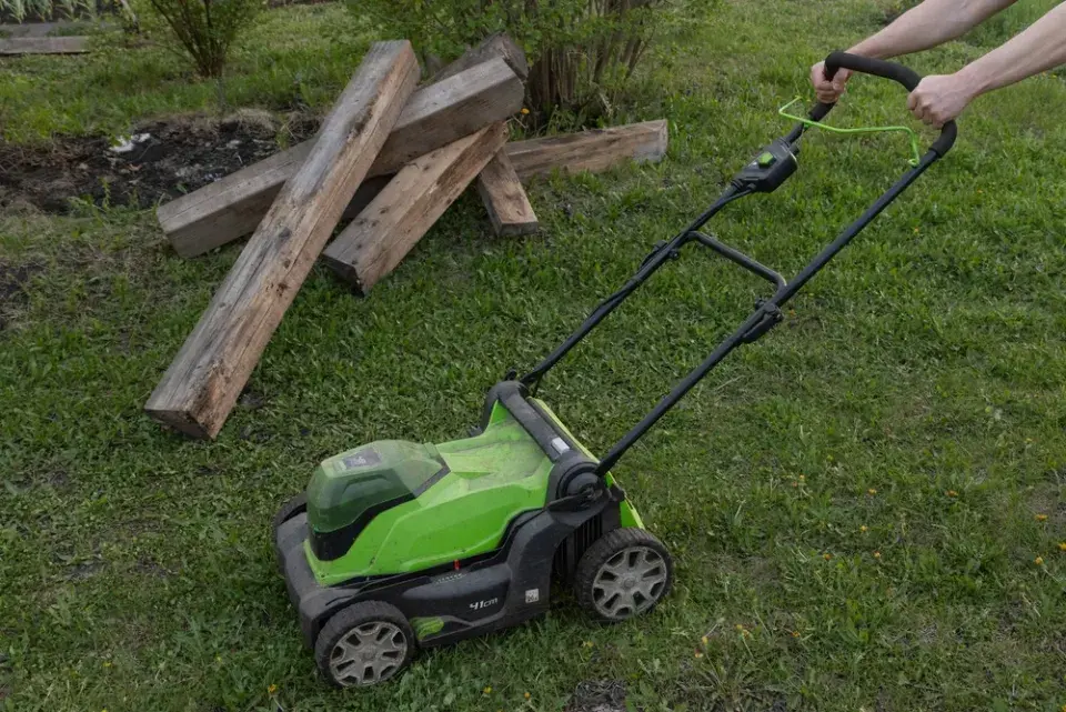 Jak proměnit trávník v záhon pomocí mulčování kartonem