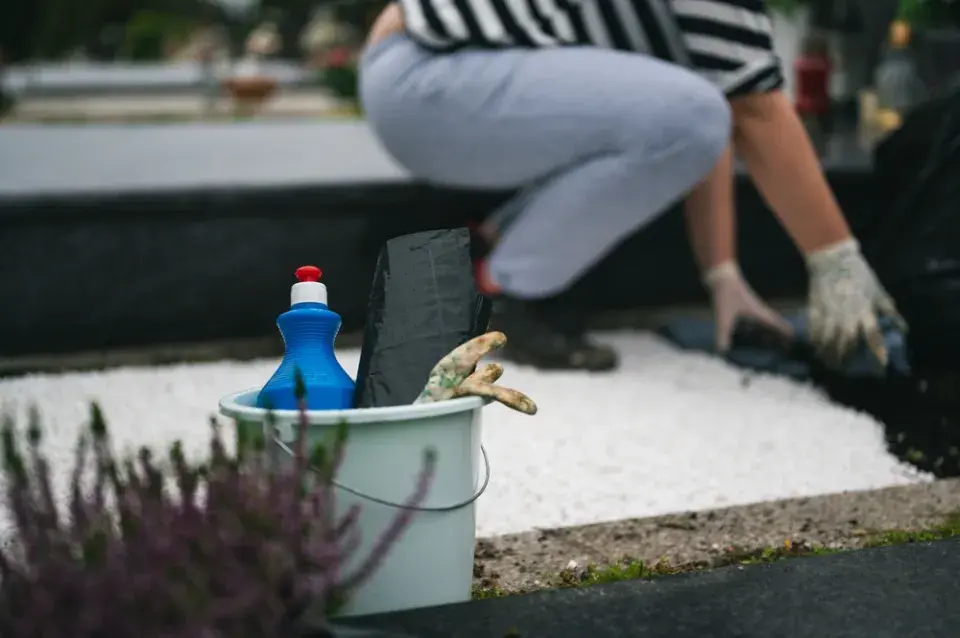  Jak vyčistit náhrobní kámen, odstranit mech i zašlé nečistoty a uklidit hrob